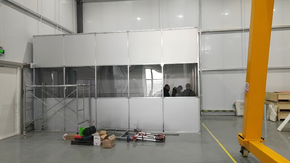 如何確保鋁塑板百級(jí)潔凈棚的氣流均勻性，避免局部污染？